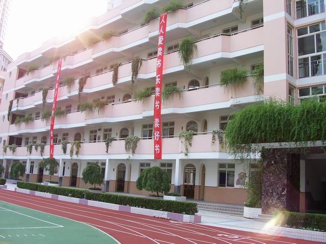  p>万航渡路小学(简称万小),在地图板块上,学校隶属上海静安曹家渡;万