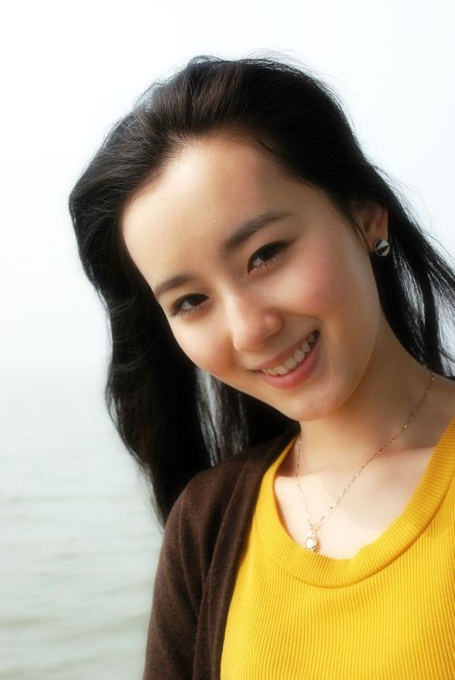  p data-id="gnvhn8s77s">张书语( i>曾用名:张舒羽 /i>),出生于江苏