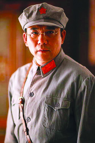 瞿恩,革命战争历史题材电视剧《人间正道是沧桑》的角色,由中国演员