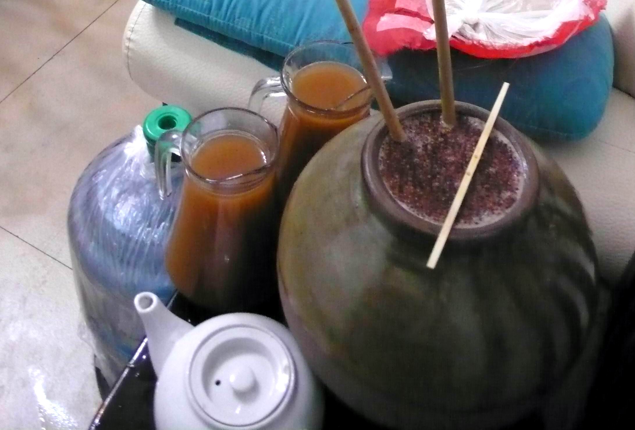  p>"杆杆酒"在彝语中叫"芝衣",又称"泡水酒","咂酒",是彝族人民喜庆