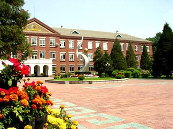  p>鞍山市第六中学创建于1954年9月,坐落在市区的最西部. /p>