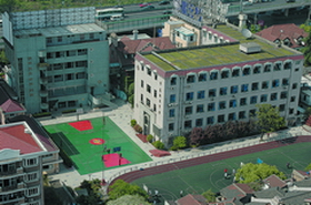  p>华东模范中学创建于1945年,位于上海市静安区,是一所实验性示范性