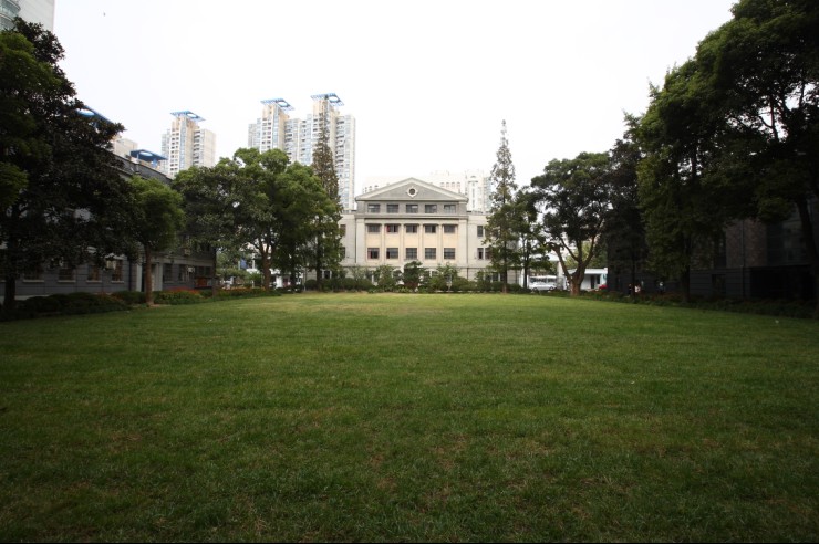  p>上海市第八中学是一所具有150余年历史的老学校,历经沧桑巨变.
