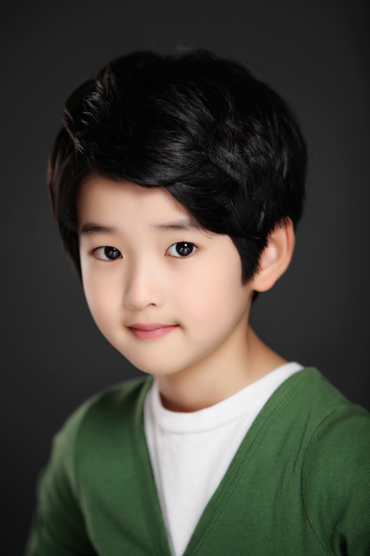  p>金叡俊,2007年4月28日出生于韩国首尔,韩国童星.