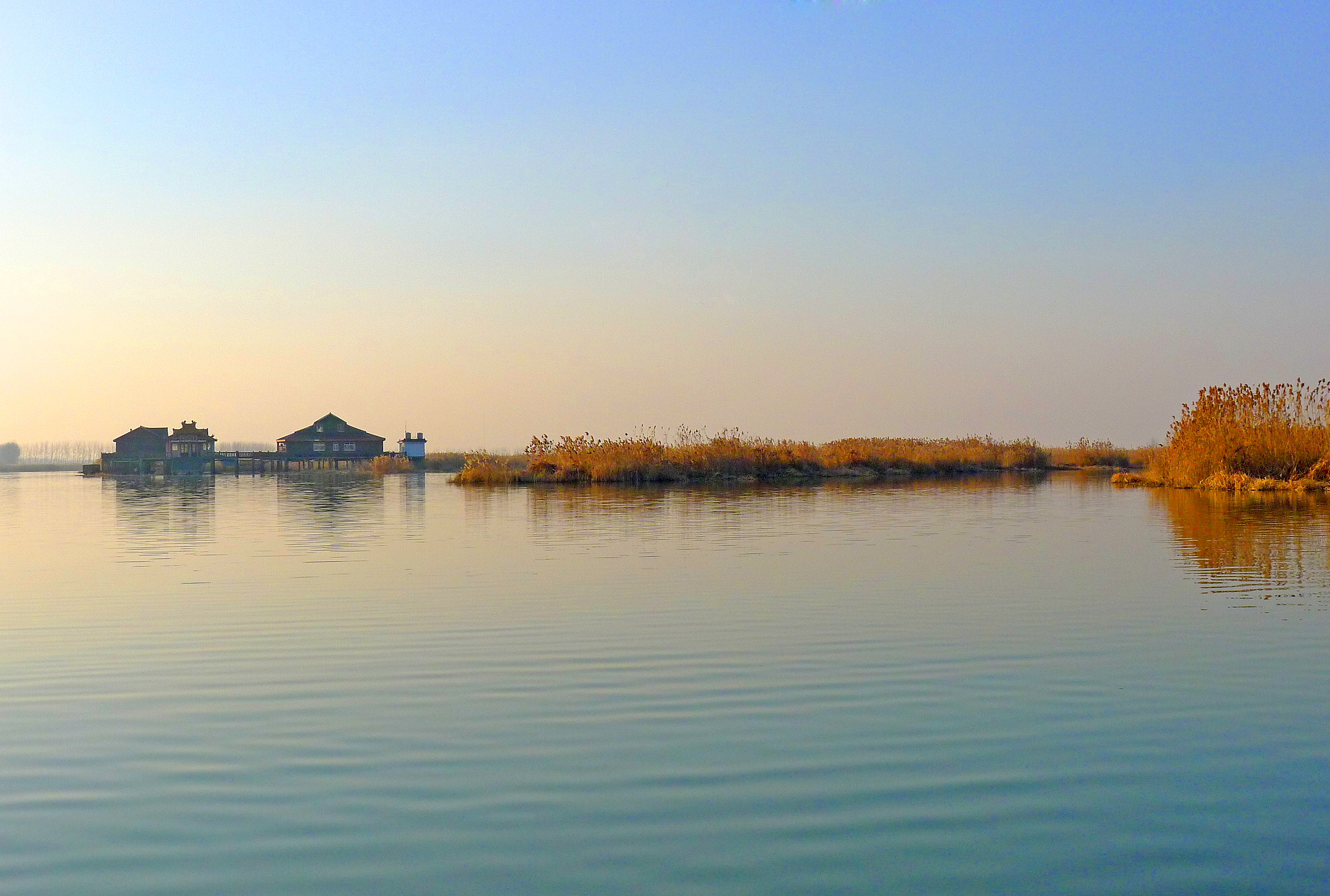  p>"九龙口旅游度假区"是以湖荡湿地资源为主的省级风景名胜区,是国家