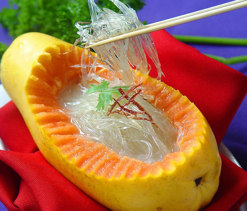  p>木瓜炖鱼翅(sharks fin soup with papaya),因为主材料中需要金勾