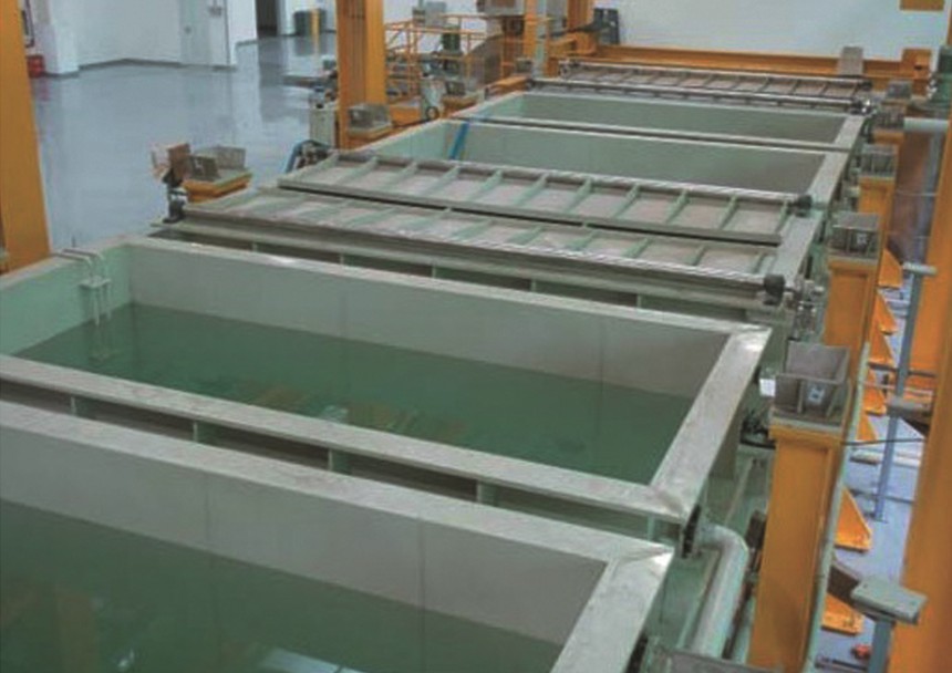  p>酸洗槽是工件在酸洗过程中用来盛放水溶液,除去金属表面薄膜的容器