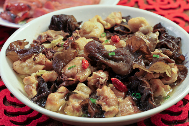  p>木耳蒸鸡块以木耳,鸡肉为主料的菜品 /p>