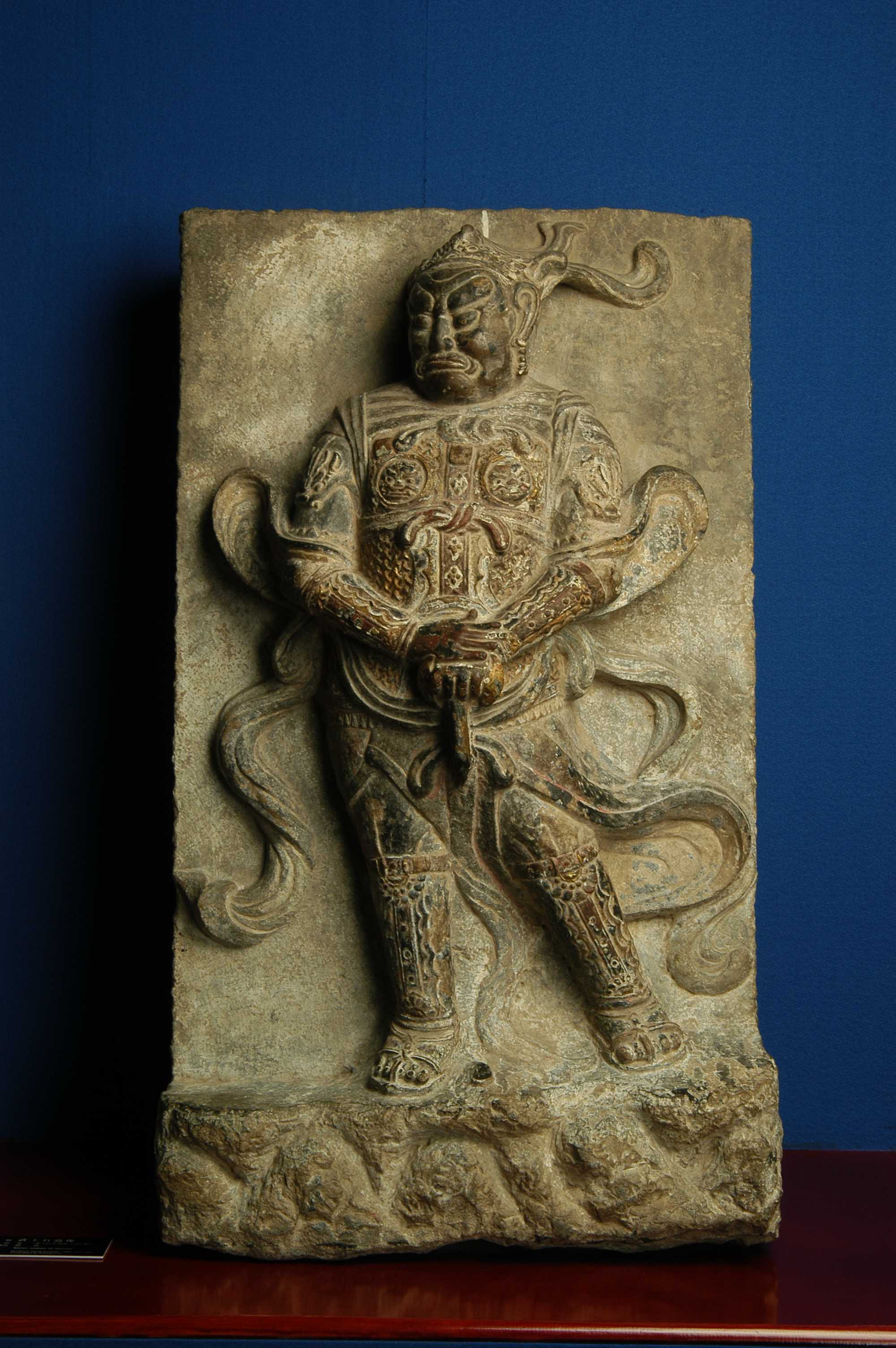  p>此展品为宋代的石刻,为高浮雕作品,两武士体态相近,一人右手持剑