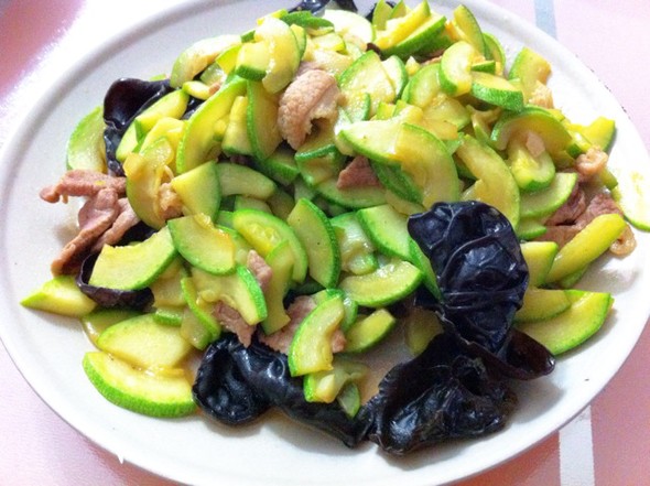  p>西葫芦炒木耳是一款家常菜品,制作原料主要有西葫芦,木耳等. /p>