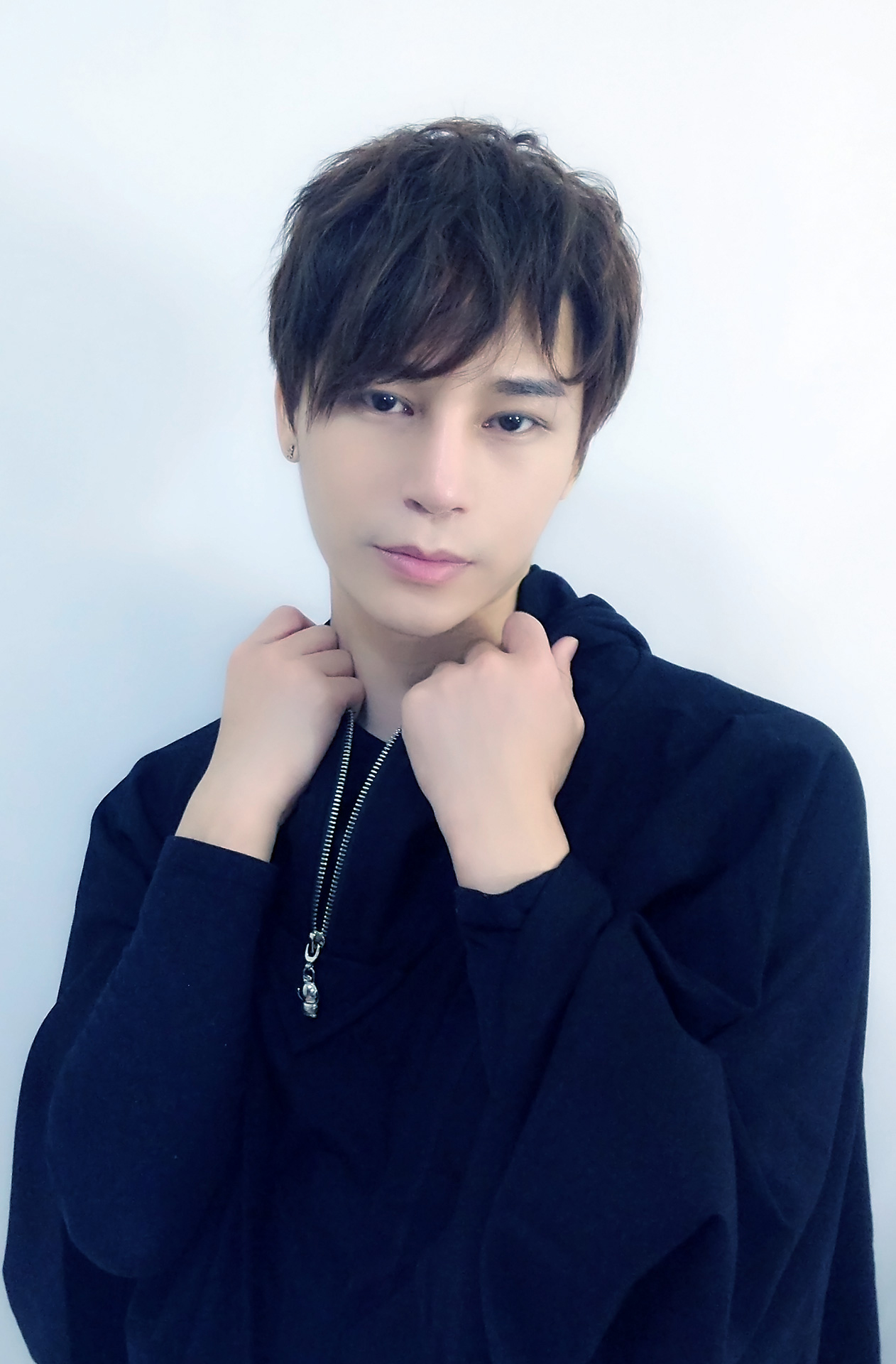 后移居广东,中国内地男演员,歌手,主持人,魔术师,ytc组合队长,就读于 