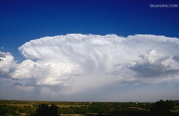  p data-id="gnb553vhi6">雷暴云,又称"风暴云".