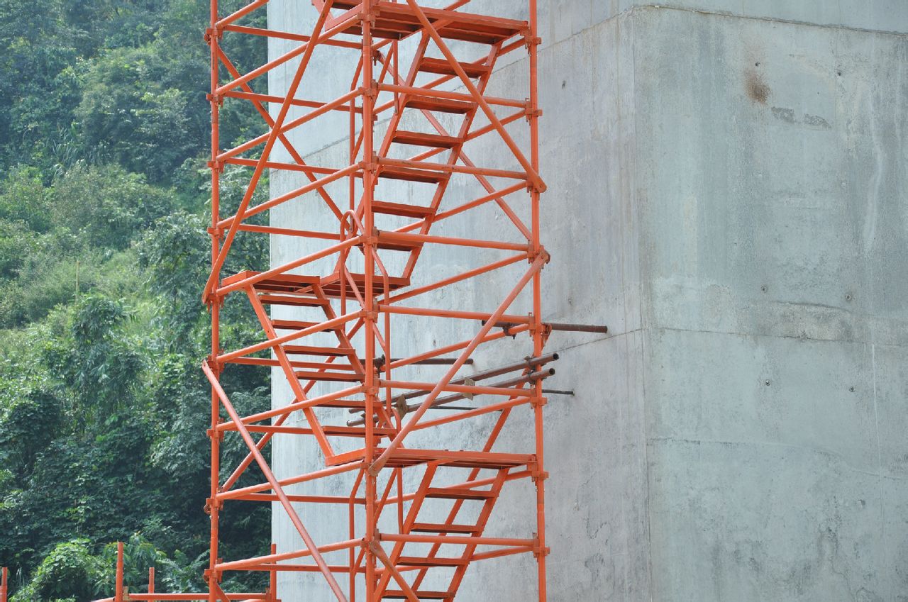  p>安全爬梯脚手架主要构件为立杆,横杆和斜杆,立杆上每间隔50cm或者