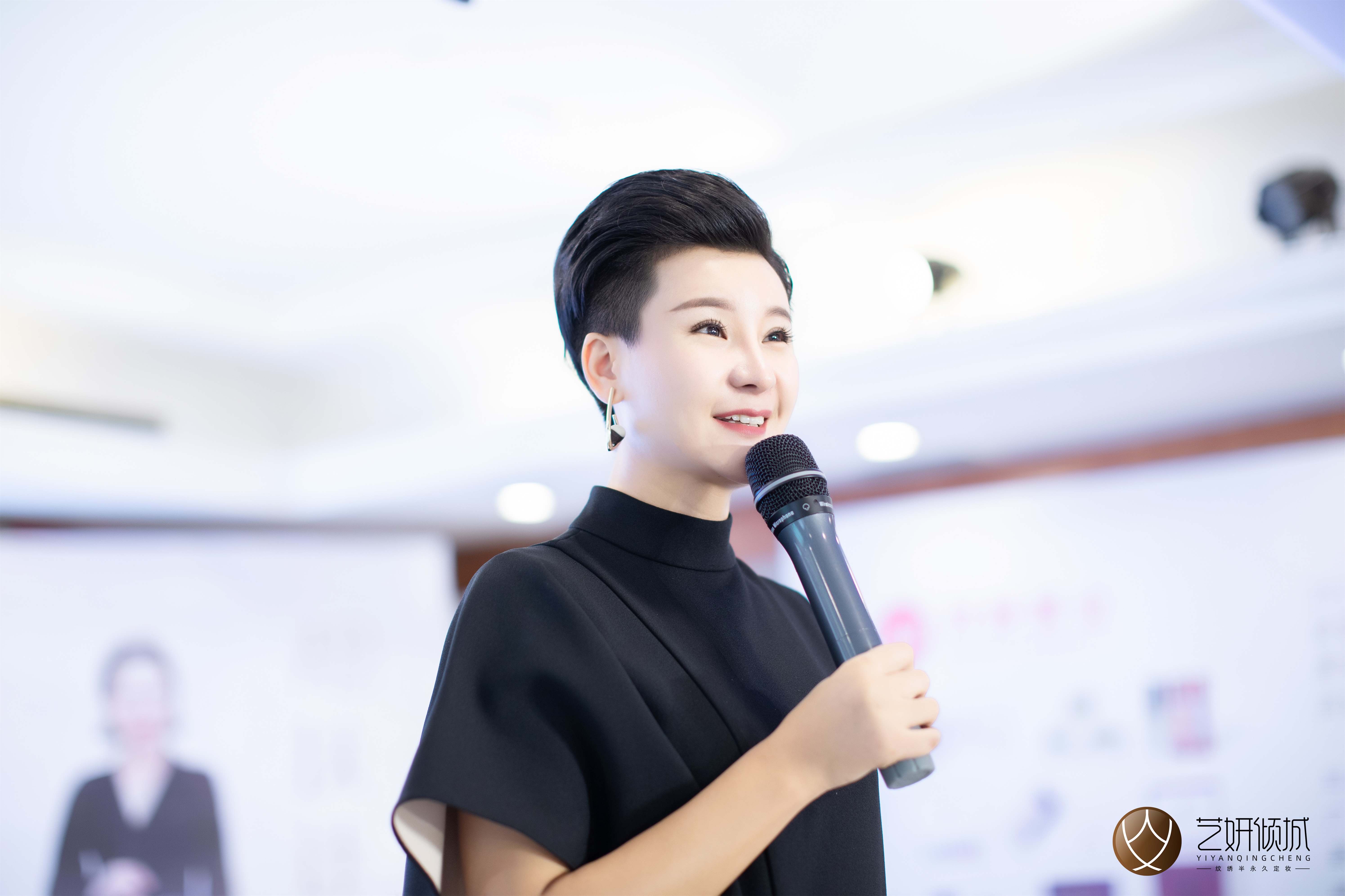 现定居于广东东莞,香港绣妍国际董事长,东莞市绣妍美妆有限公司董事长