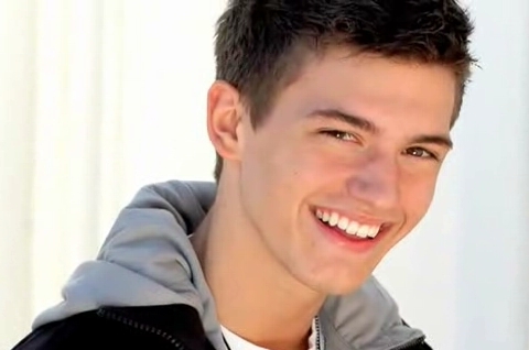  p>asher book出生于弗吉尼亚州的阿灵顿,毕业于纽约表演艺术学校.