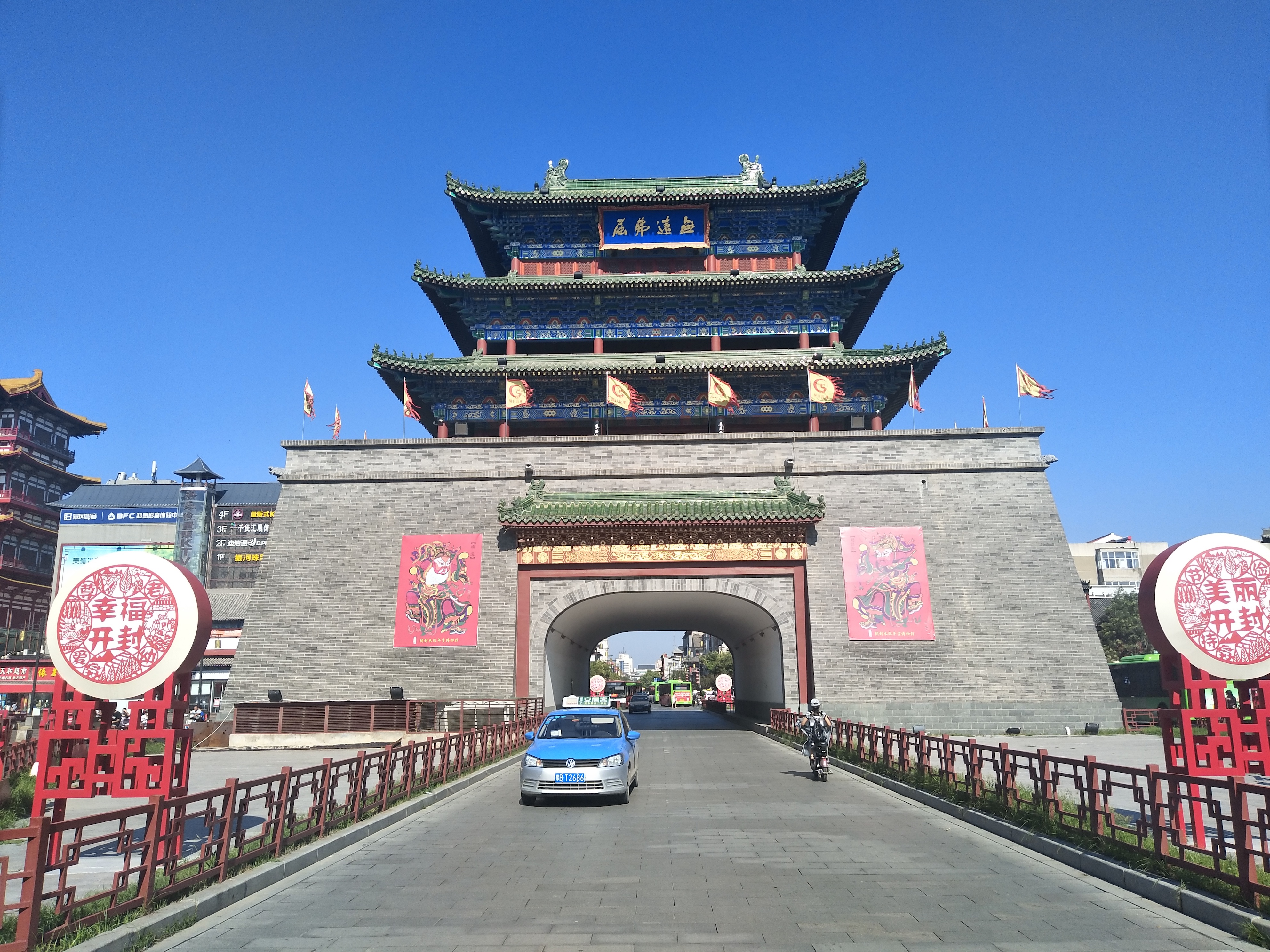 开封鼓楼始建于明洪武十二年(1379年),钟楼在今天鼓楼广场原鼓楼的