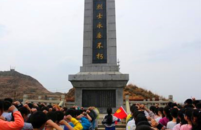 锡矿山革命烈士纪念碑