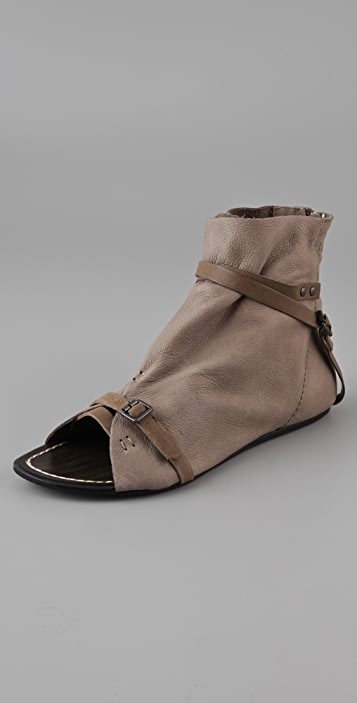 data-lemmaid="14449393">鞋头 /a>顶端有一块鱼嘴形镂空,刚好裸露出