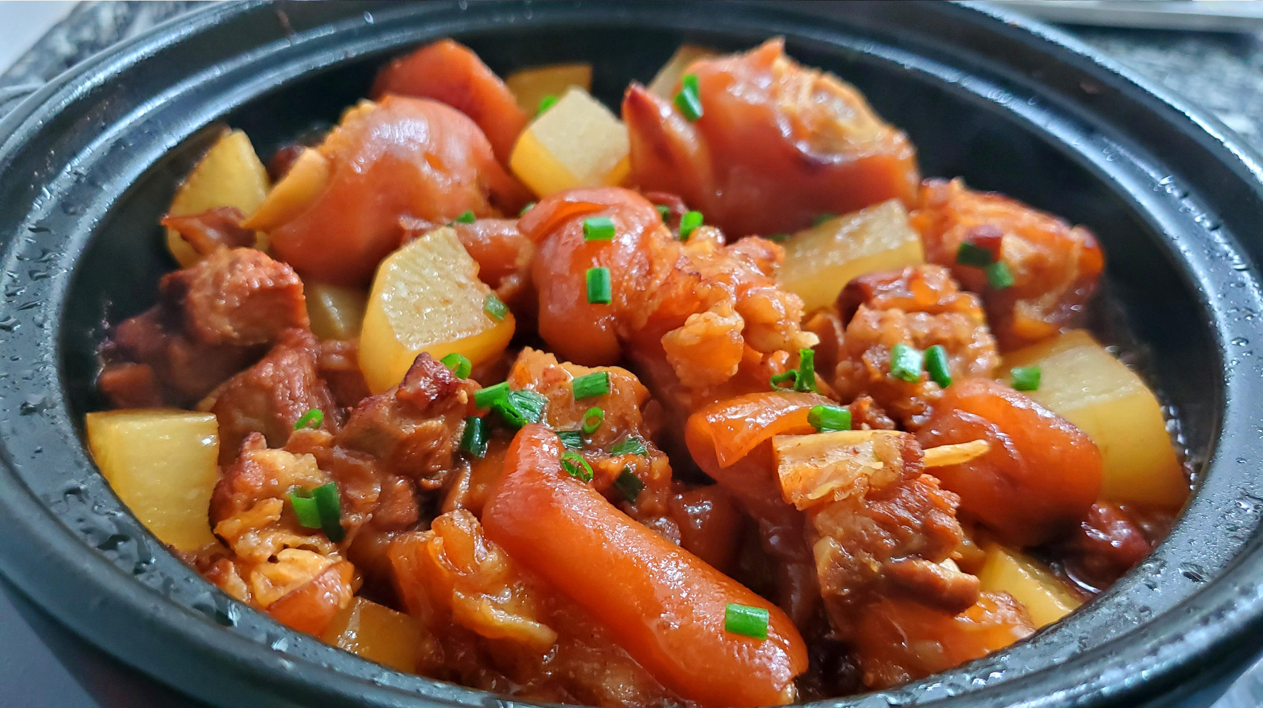 土豆煲猪蹄