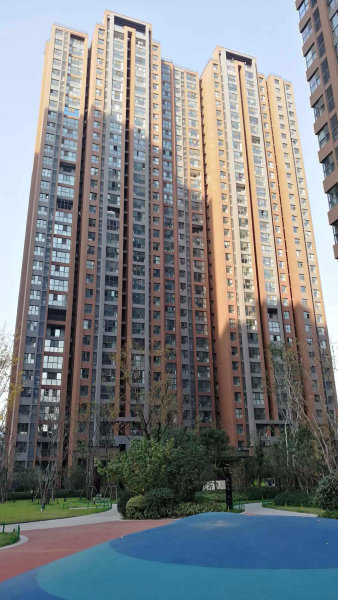  p>绿都紫荆华庭和园位于郑州市管城回族区管南区域,共计房屋1447户.