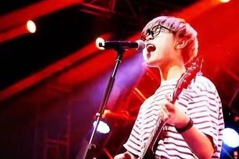  p data-id="2i1isdyqbyg">《坠》是房子帆原创的歌曲,由房子帆填词