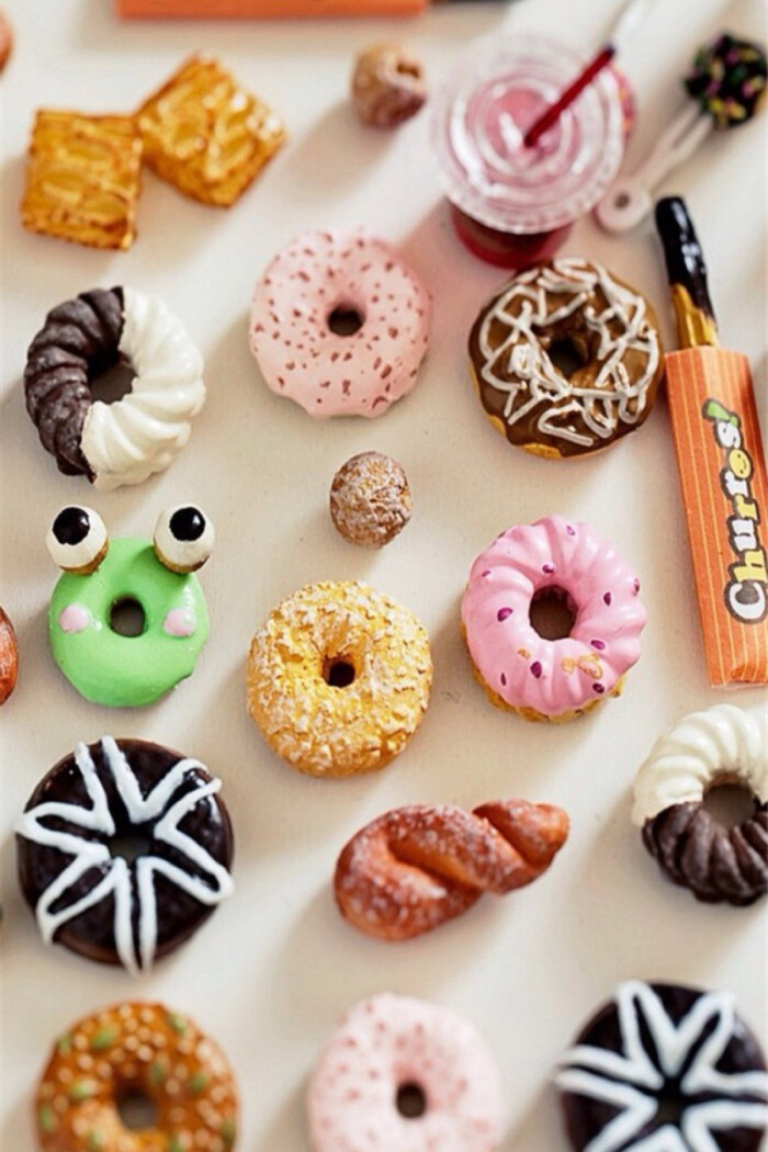 形状是中空的环状,或面团中间有包入奶油,蛋浆等甜馅料的封闭型甜甜圈