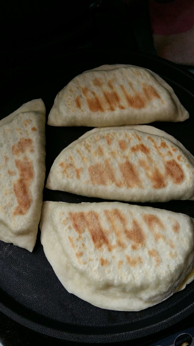 烙鸡蛋韭菜盒子