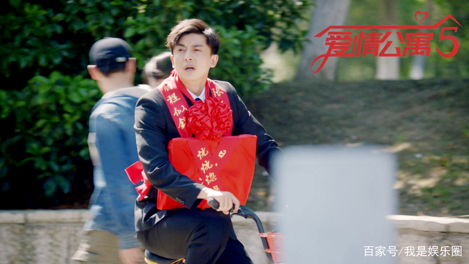 爱情公寓5》：诸葛大力与张伟互送的情人礼物，告诉观众要真心_百科TA说