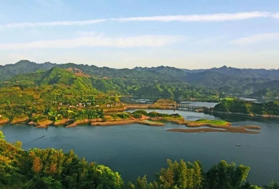  p>栖凤湖风景名胜区位于 a target="_blank" href="/item/古丈县