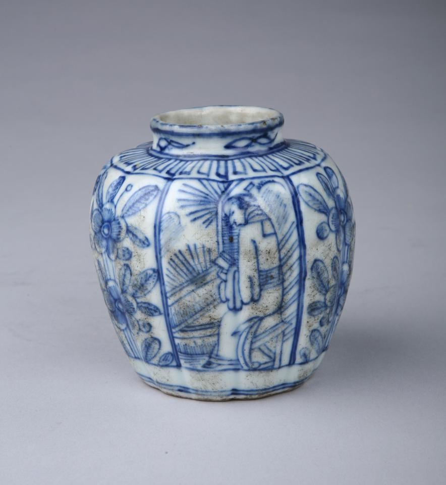 明万历款青花人物纹瓜棱瓷罐