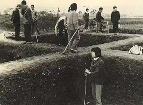 <p>1960年李家村遗址考古发掘现场
