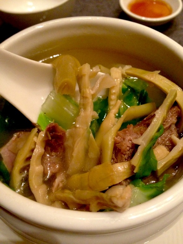  p>老鸭笋干汤是一道色香味俱全的名肴,属于粤菜系.