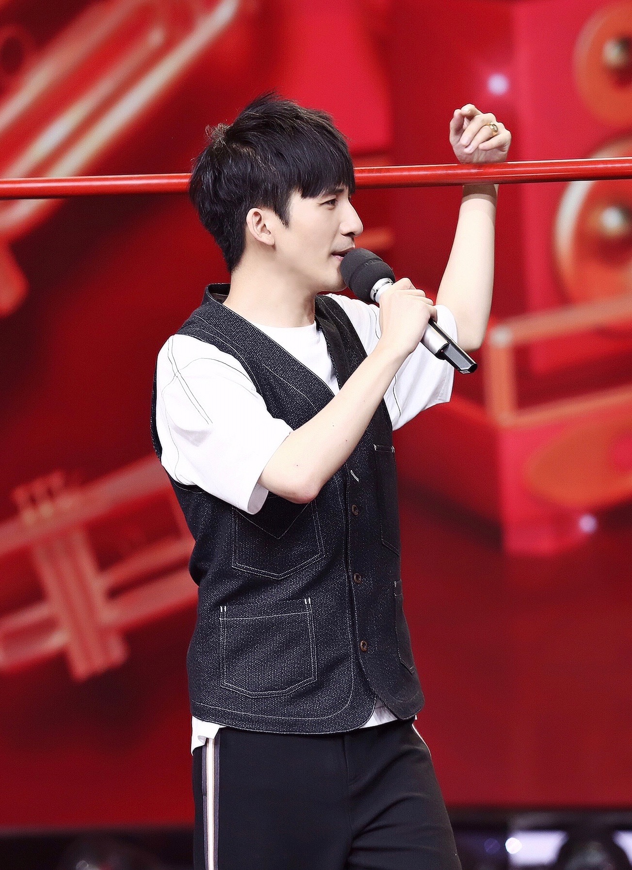 da),本名张伟,1983年8月31日出生于北京,中国内地男歌手,音乐人,主持