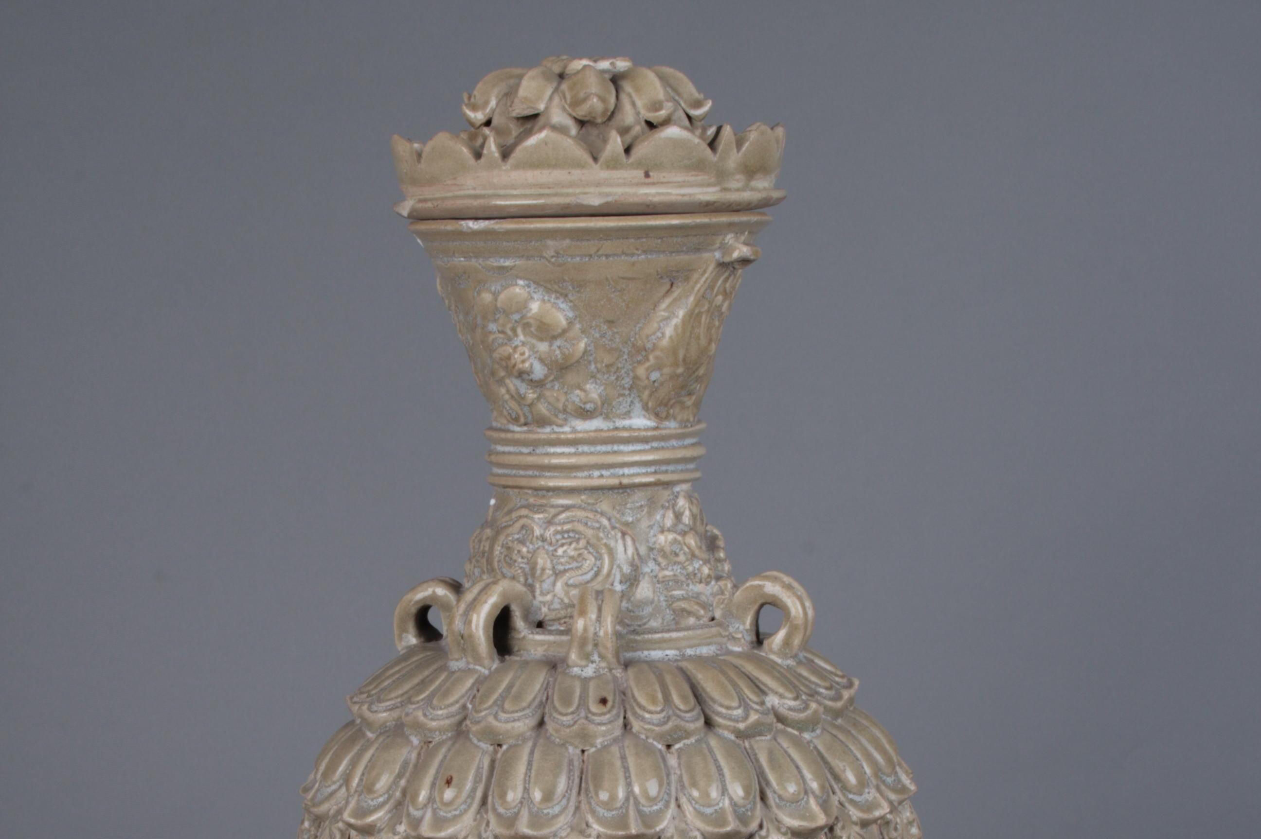 北齐青釉仰覆莲花尊