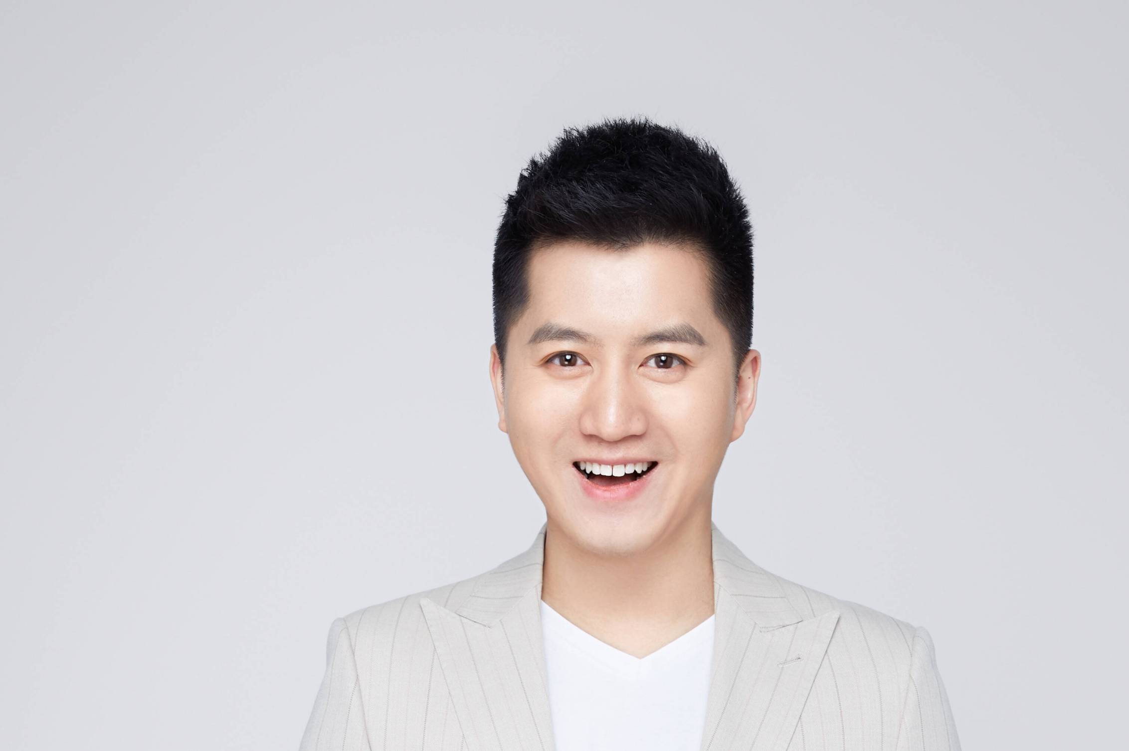 毕业于西南大学,山东广播电视台齐鲁频道主持人,主持《小溪办事》等