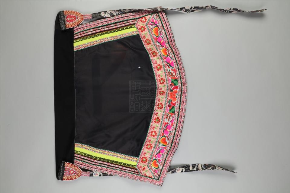 现代白族绣花女式布围腰