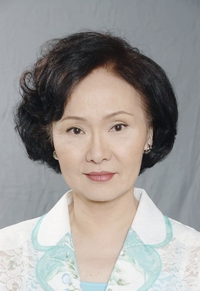  p>雪妮是湖北人,1945年出生,两岁随迁香港.