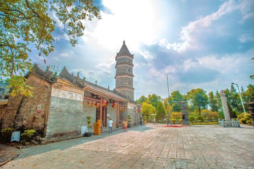 位于广州市增城市广园东路新塘路段凤凰荔枝文化村内