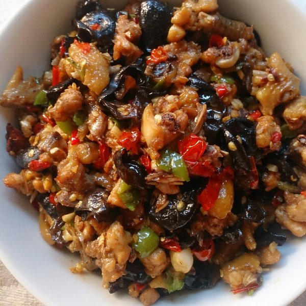 剁椒木耳炒鸡块