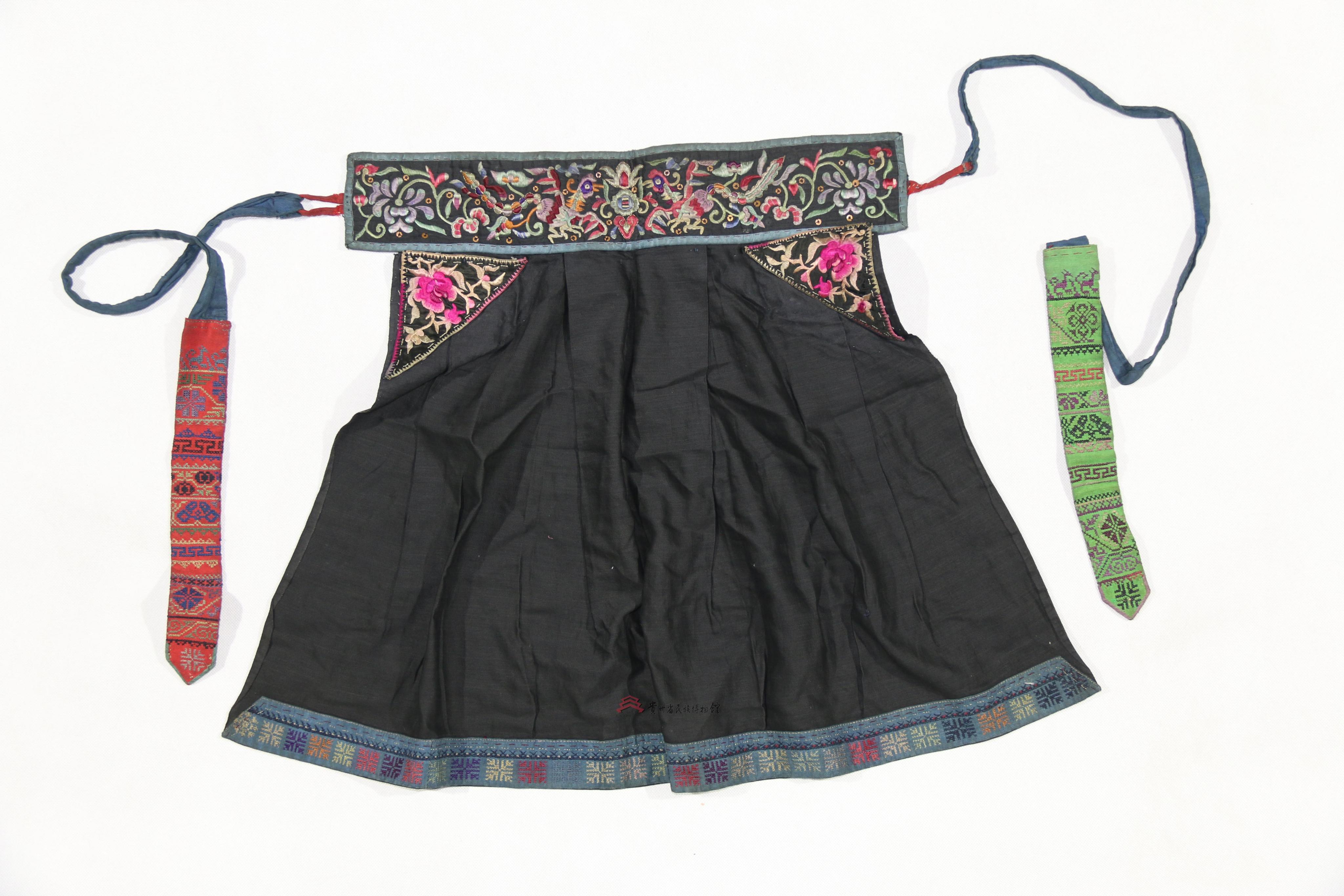 当代榕江侗族青布破线绣双凤纹围腰