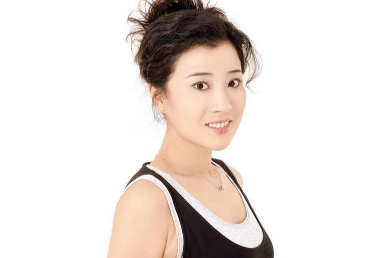 吉林省松原市,曾用名王洪梅,毕业于吉林艺术学院,中国内地影视女演员