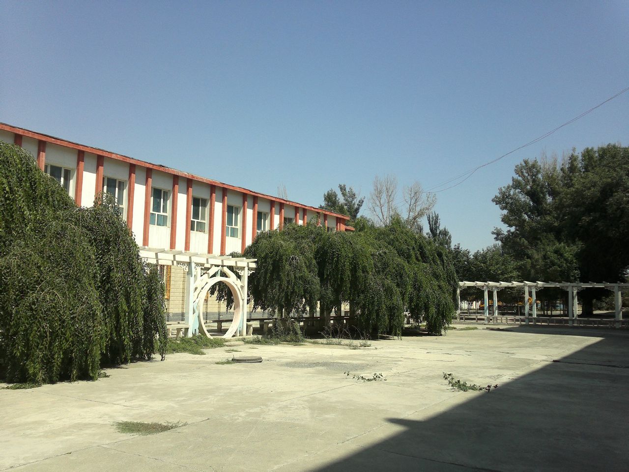中学位于位于新疆乌鲁木齐东南郊乌拉泊,距离乌鲁木齐市38公里的乌拉