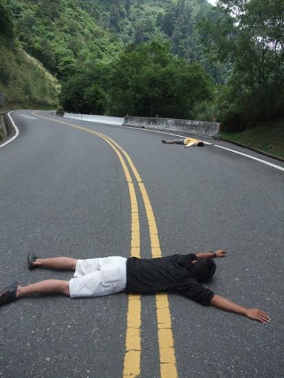  p>装死游戏 (lying downgame),就是"趴着的游戏".