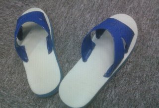  p data-id="gnzrwah81p">蓝白拖,中国台湾地区常见的拖鞋款式,是一种