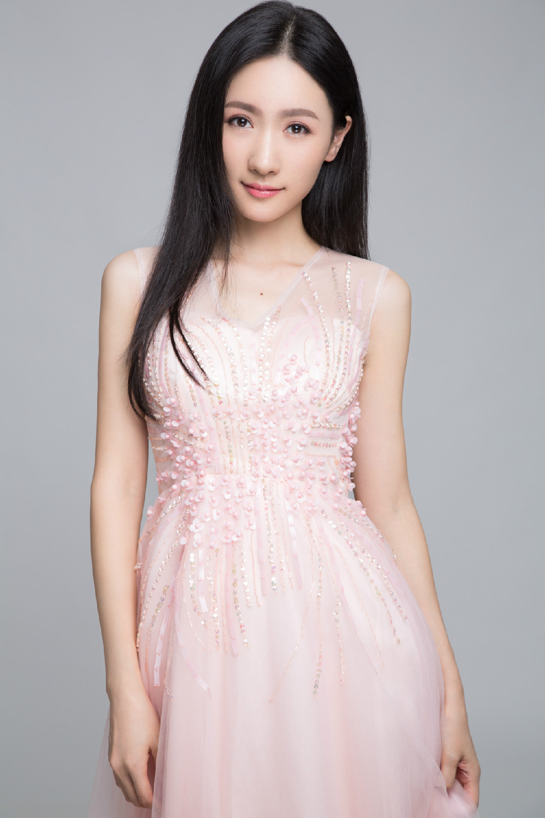 毕业于湖南省广播电视大学,中国内地女歌手