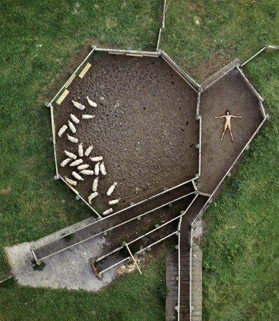 网络上曝光了一组25年轻的照片—"航拍裸照",作者将航拍和裸体两