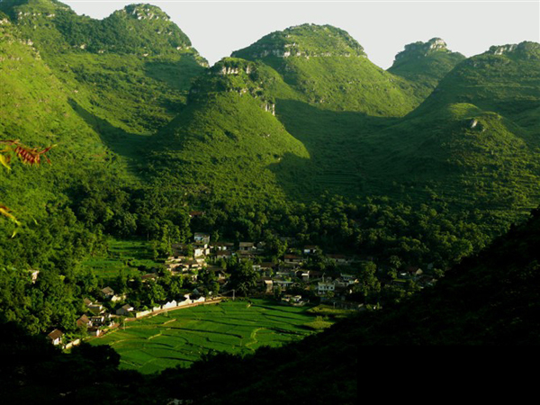  p>雨布鲁天坑是国家aaa级景区,位于贵州省黔西南州兴义市.