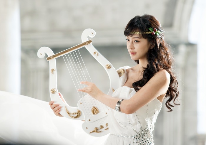 1981年9月18日出生于美国加利福尼亚州洛杉矶,韩国女演员.