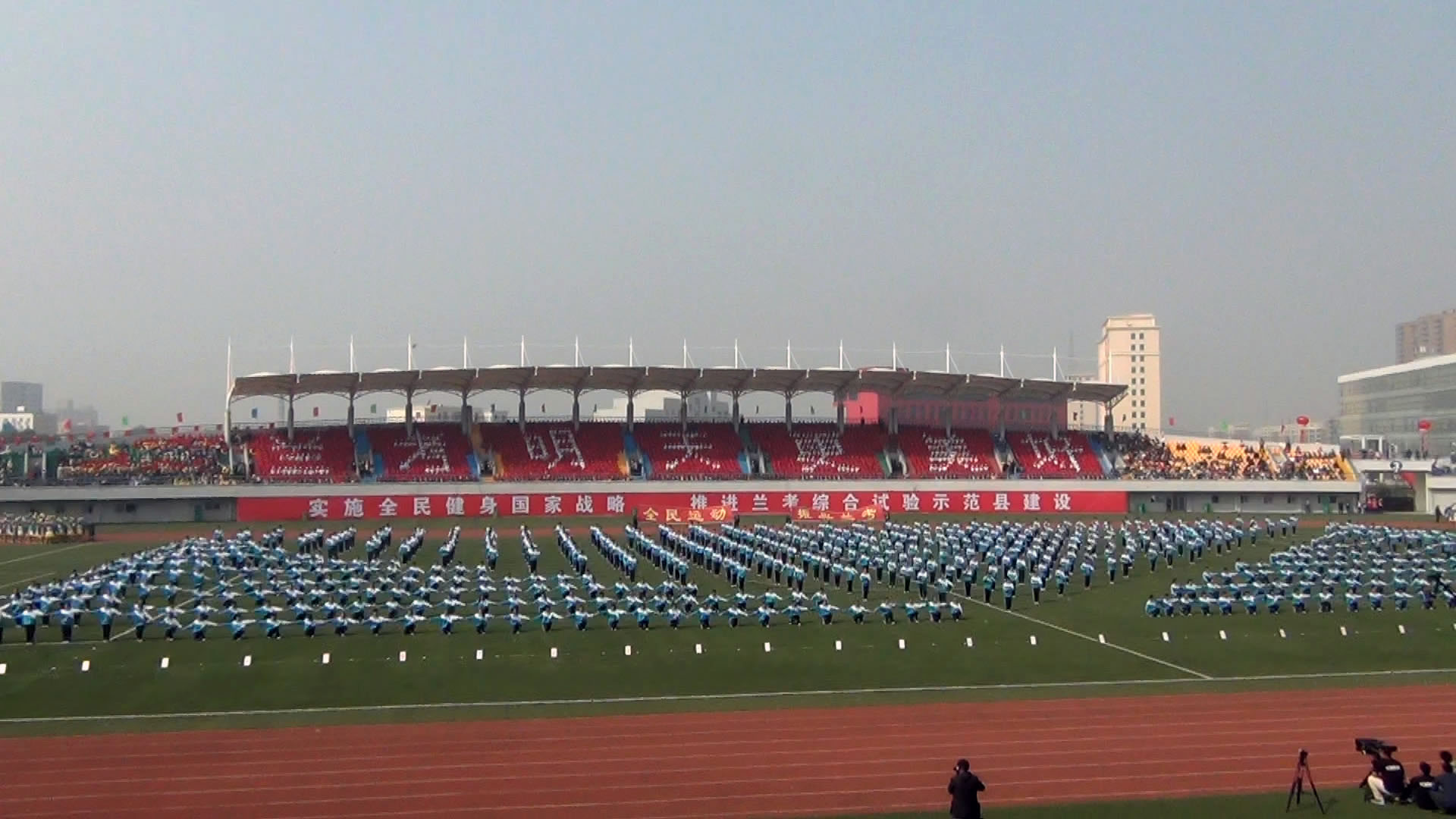  p>兰考县星河中学位于兰考县产业集聚区中州路中段,占地40亩,拥有30