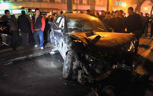 11.27西安钟楼转盘车祸